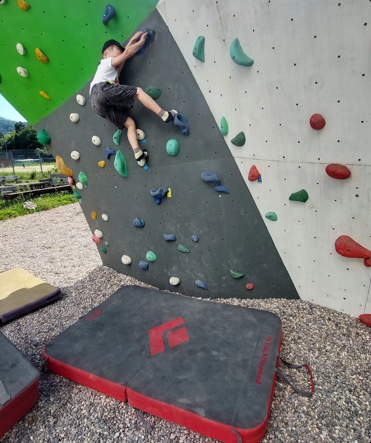 Ein Kind der Climb&Coffee Gruppe bouldert am Boulderblock | © DAV/Freiburg-Breisgau/Josephine Kerzel/Climb&Coffee
