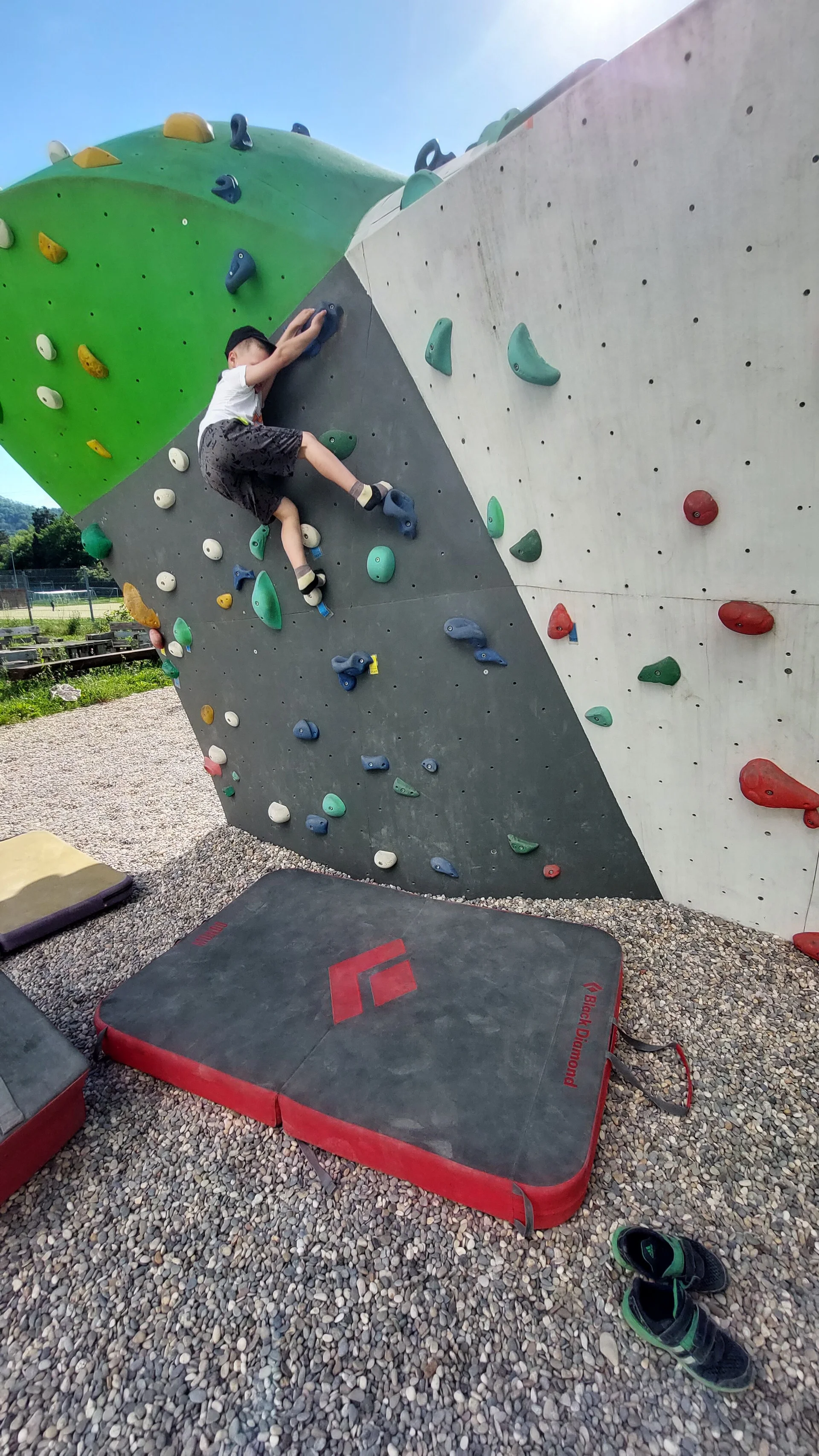 Ein Kind der Climb&Coffee Gruppe bouldert am Boulderblock | © DAV/Freiburg-Breisgau/Josephine Kerzel/Climb&Coffee