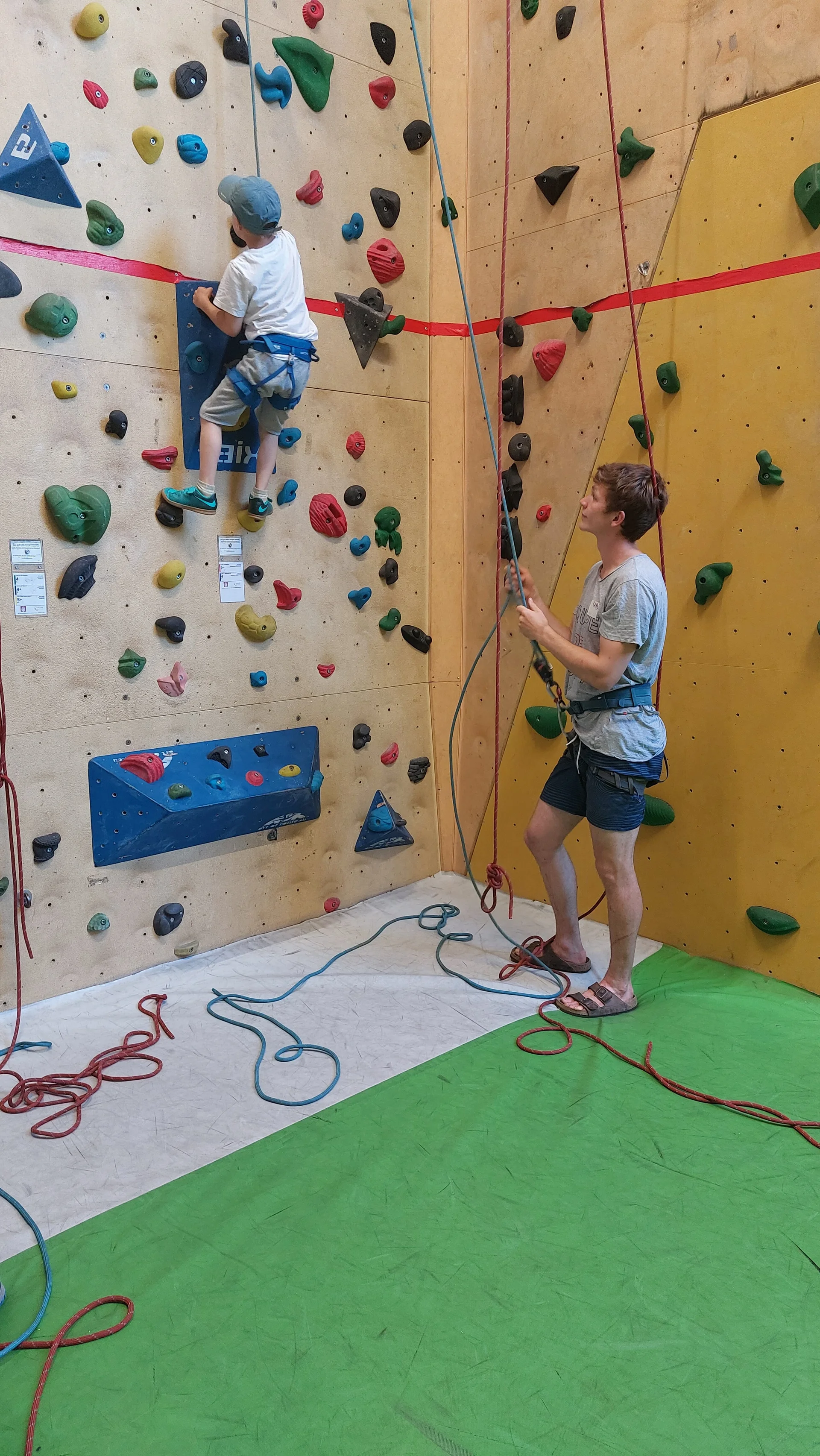 Kinder und Erwachsene der Climb&Coffee Gruppe klettern am Seil | © DAV/Freiburg-Breisgau/Josephine Kerzel/Climb&Coffee