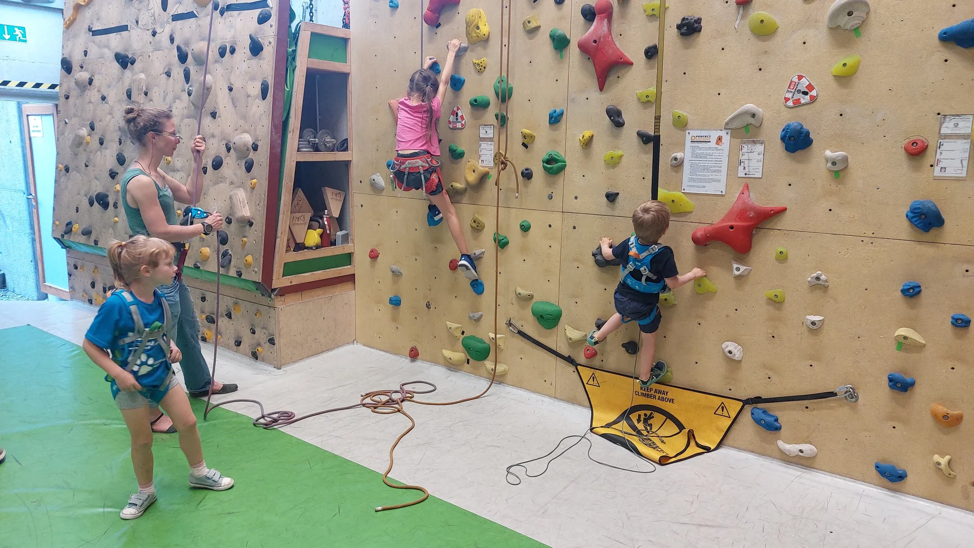 Kinder und Erwachsene der Climb&Coffee Gruppe klettern am Seil | © DAV/Freiburg-Breisgau/Josephine Kerzel/Climb&Coffee