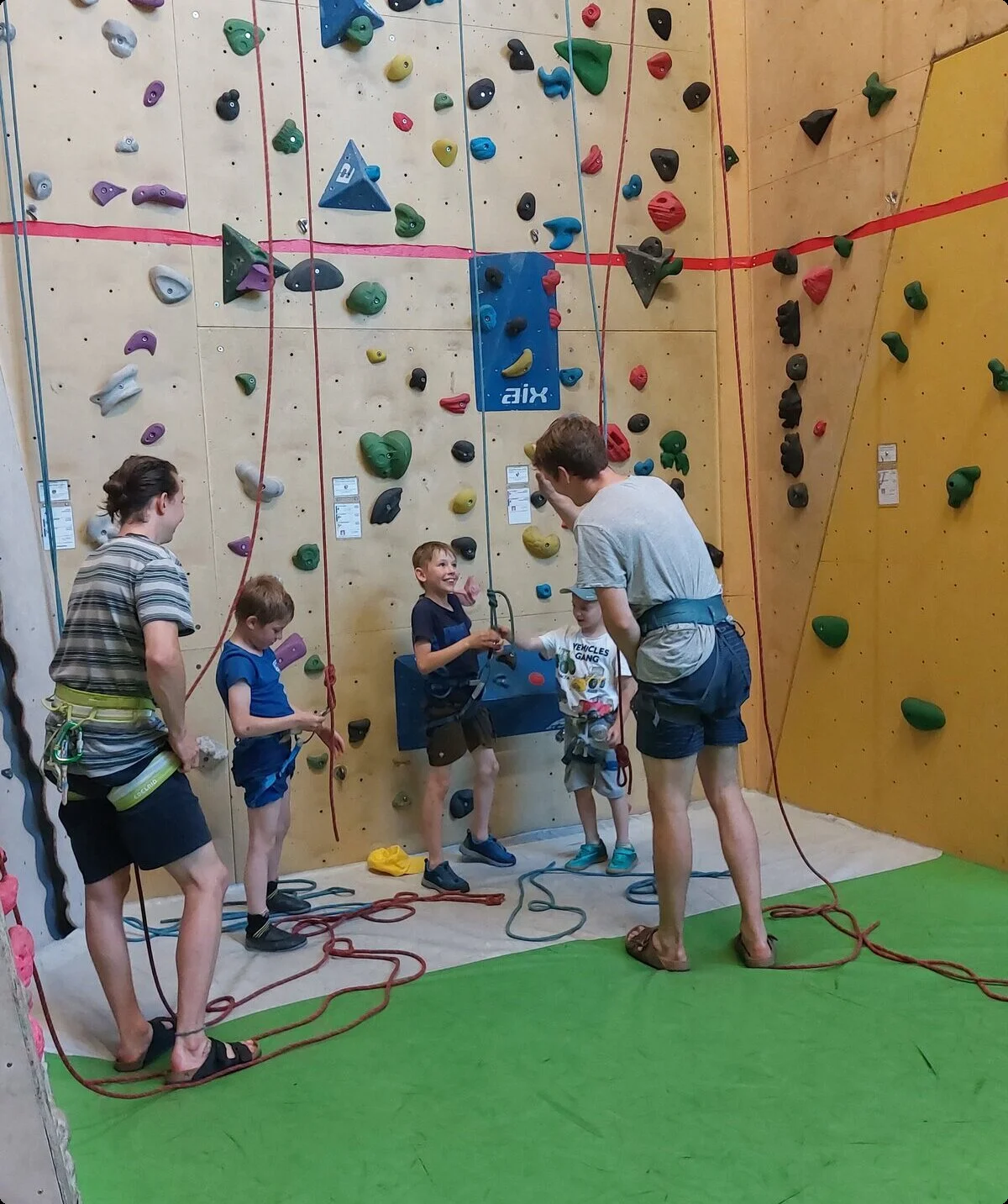 Kinder und Erwachsene der Climb&Coffee Gruppe klettern am Seil | © DAV/Freiburg-Breisgau/Josephine Kerzel/Climb&Coffee