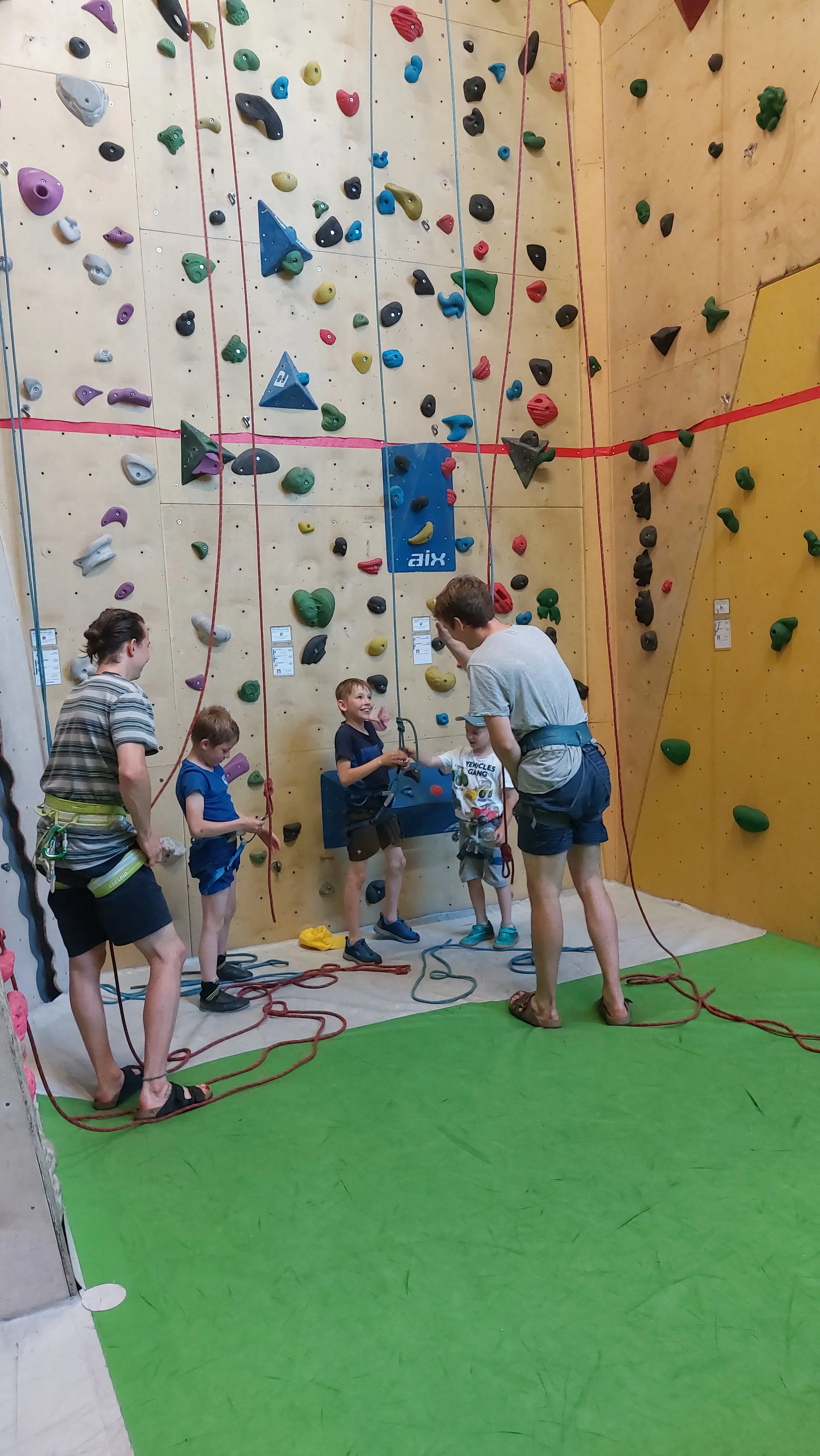 Kinder und Erwachsene der Climb&Coffee Gruppe klettern am Seil | © DAV/Freiburg-Breisgau/Josephine Kerzel/Climb&Coffee