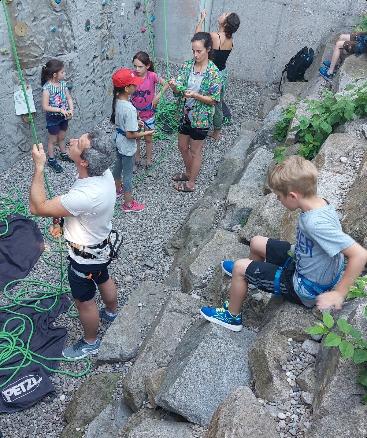 Die Climb&Coffee Gruppe klettert an der Außenwand | © DAV/Freiburg-Breisgau/Josephine Kerzel/Climb&Coffee