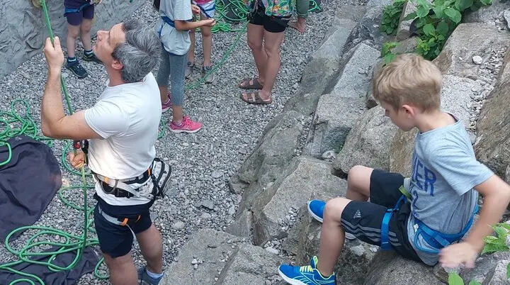 Die Climb&Coffee Gruppe klettert an der Außenwand | © DAV/Freiburg-Breisgau/Josephine Kerzel/Climb&Coffee