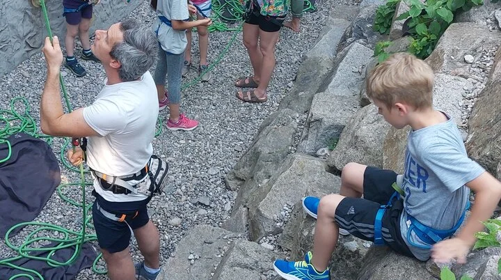 Die Climb&Coffee Gruppe klettert an der Außenwand | © DAV/Freiburg-Breisgau/Josephine Kerzel/Climb&Coffee