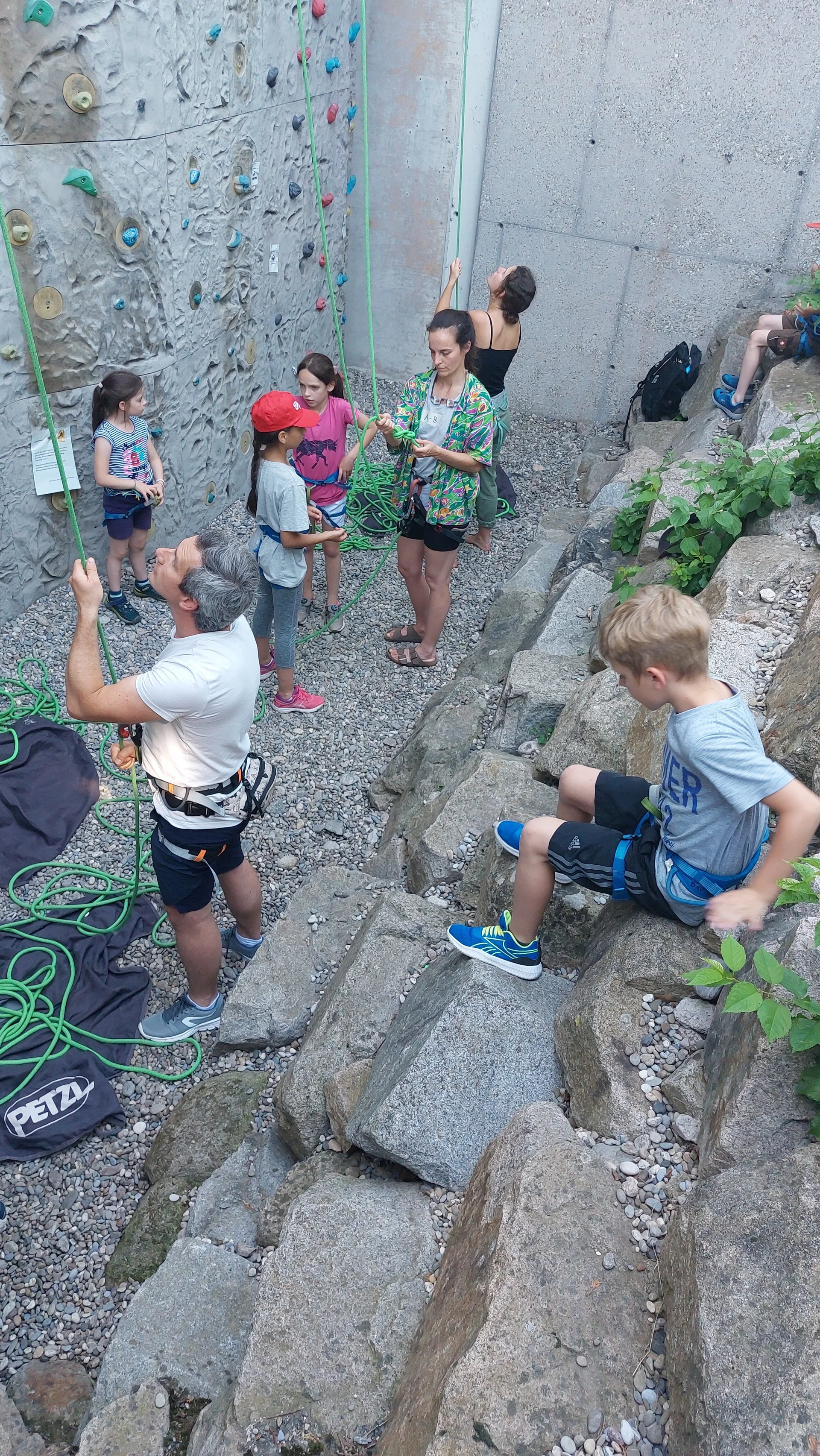 Die Climb&Coffee Gruppe klettert an der Außenwand | © DAV/Freiburg-Breisgau/Josephine Kerzel/Climb&Coffee