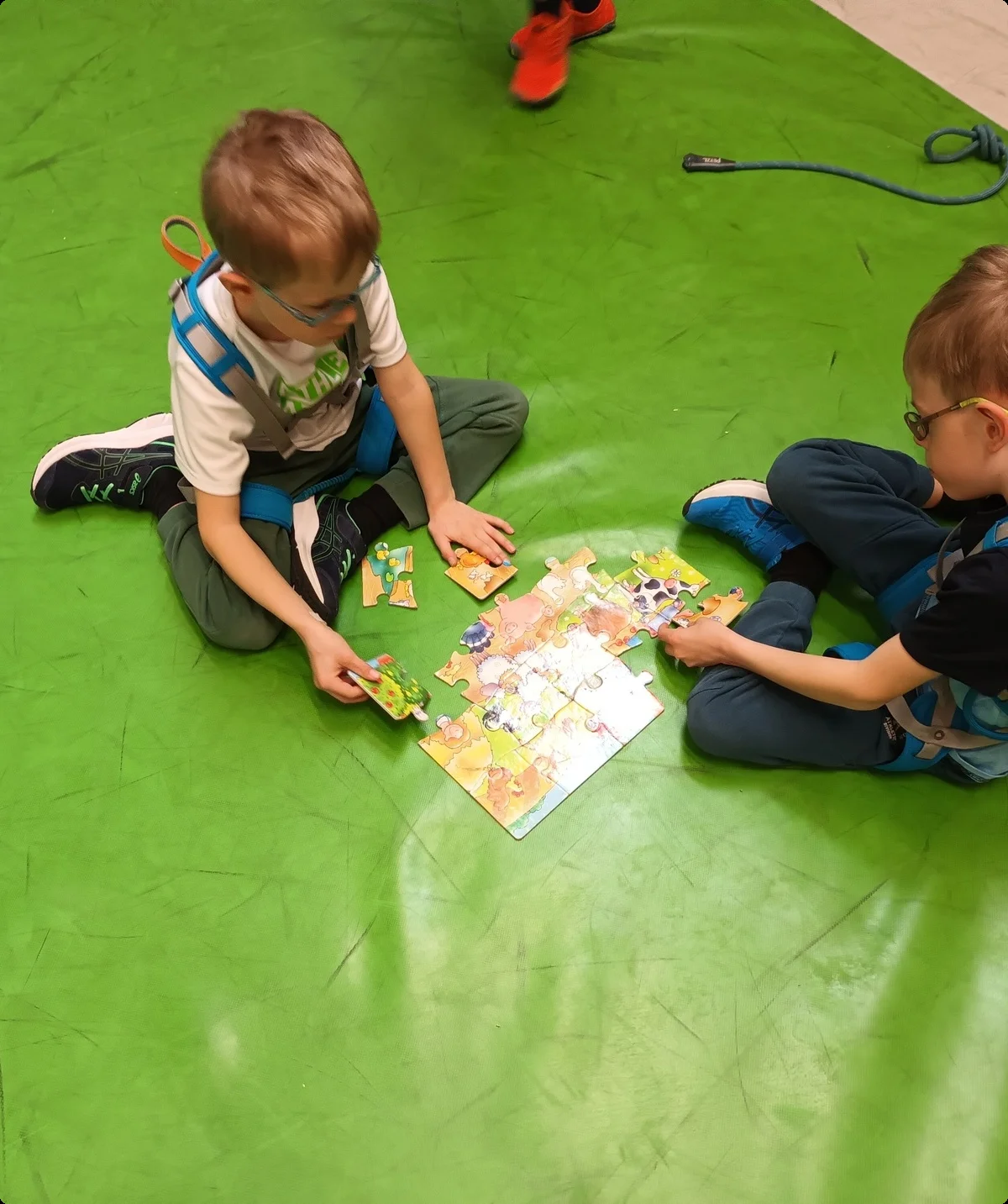 Zwei Kinder lösen ein Puzzel | © DAV/Freiburg-Breisgau/Josephine Kerzel/Klettern mit Handicap