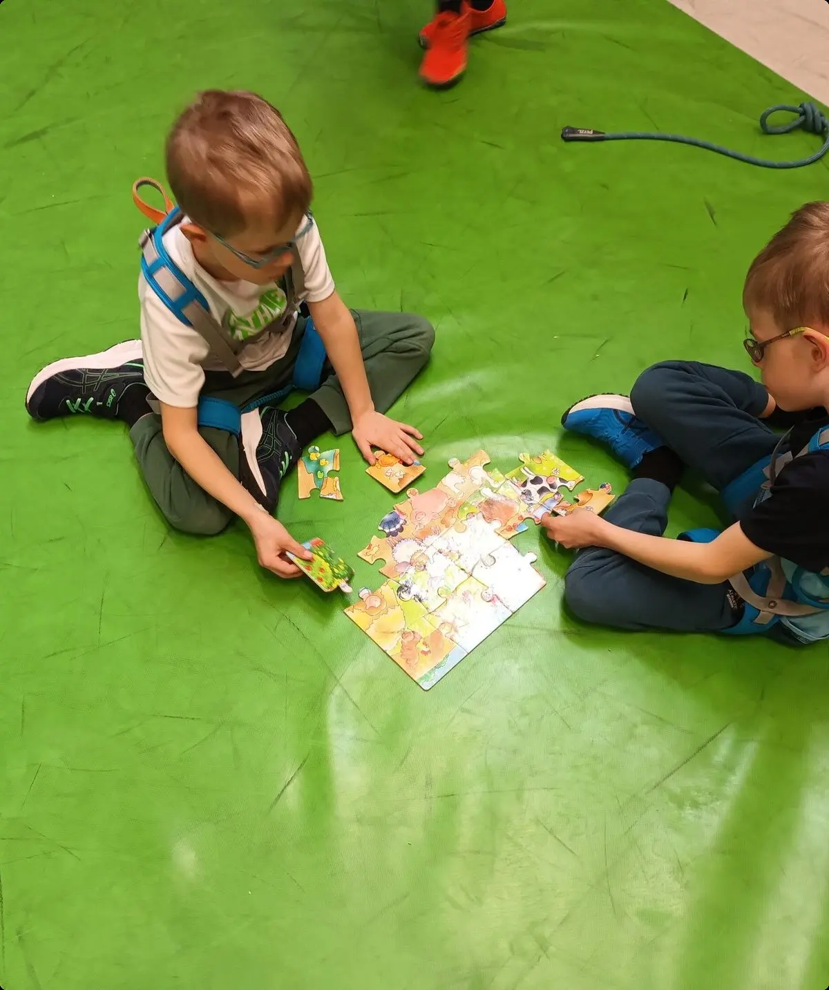 Zwei Kinder lösen ein Puzzel | © DAV/Freiburg-Breisgau/Josephine Kerzel/Klettern mit Handicap