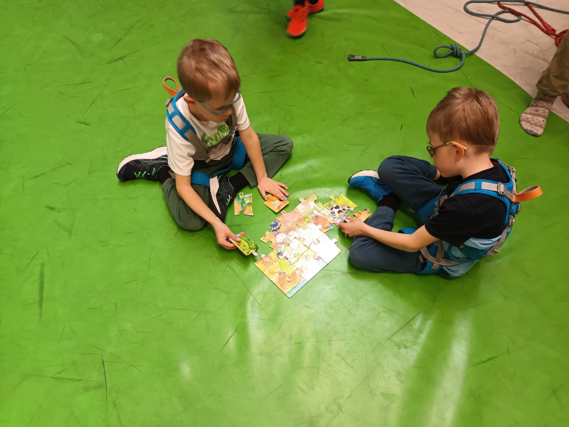 Zwei Kinder lösen ein Puzzel | © DAV/Freiburg-Breisgau/Josephine Kerzel/Klettern mit Handicap