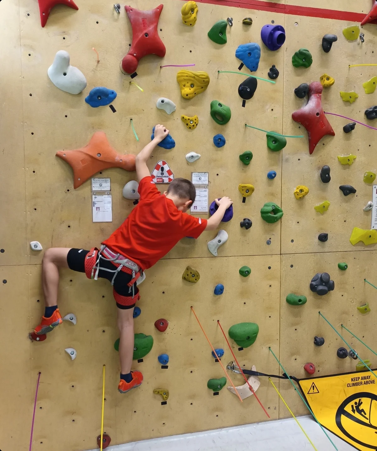 Ein Kind beim Boulder | © DAV/Freiburg-Breisgau/Josephine Kerzel/Klettern mit Handicap