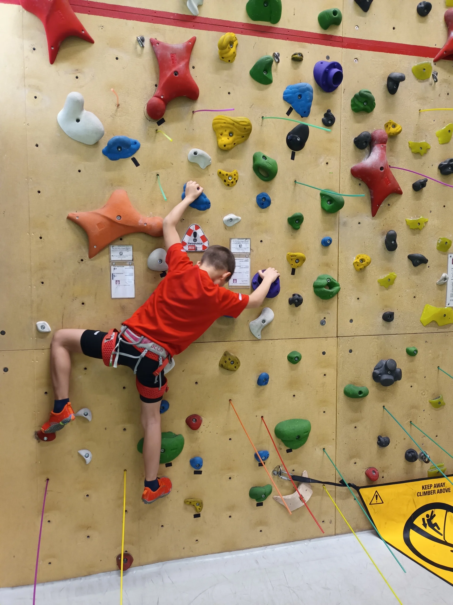 Ein Kind beim Boulder | © DAV/Freiburg-Breisgau/Josephine Kerzel/Klettern mit Handicap