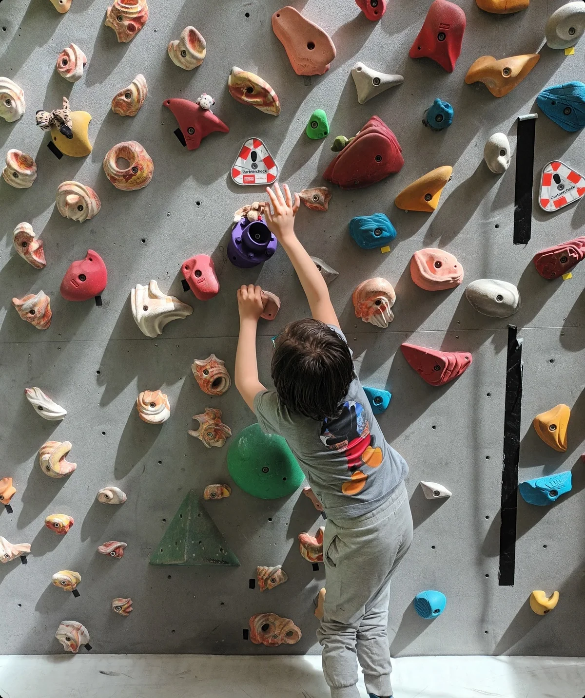 Ein Kind bouldert | © DAV/Freiburg-Breisgau/Josephine Kerzel/Klettern mit Handicap