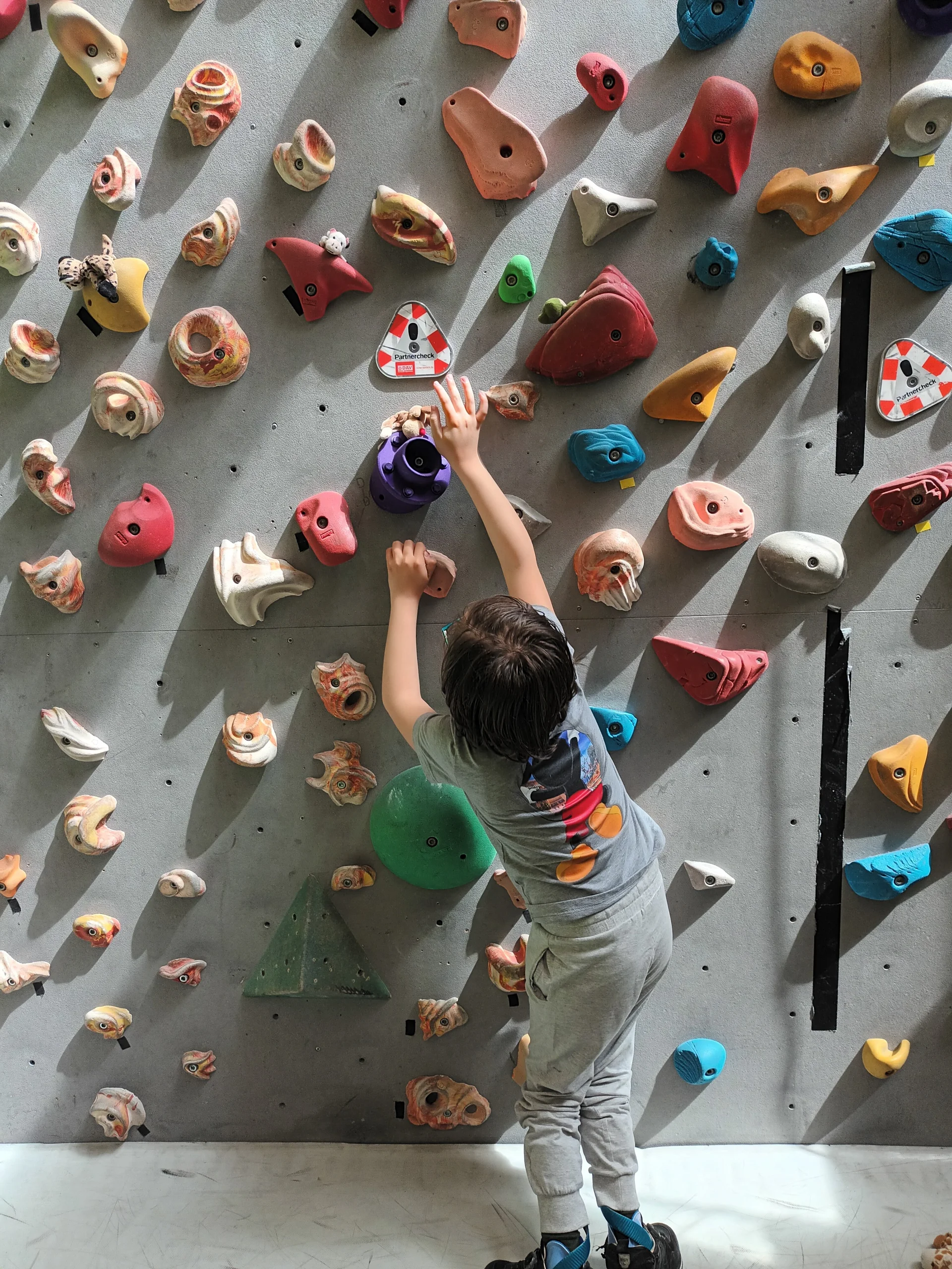 Ein Kind bouldert | © DAV/Freiburg-Breisgau/Josephine Kerzel/Klettern mit Handicap
