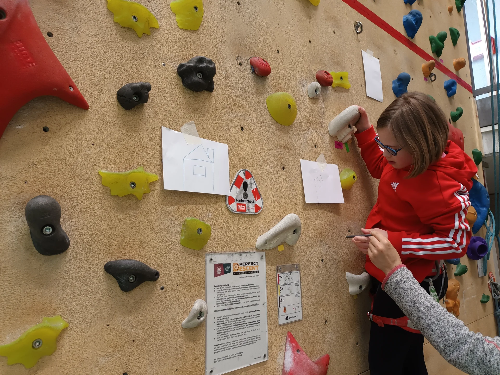 Ein Kind löst ein Rätsel an einer Boulderwand | © DAV/Freiburg-Breisgau/Josephine Kerzel/Klettern mit Handicap