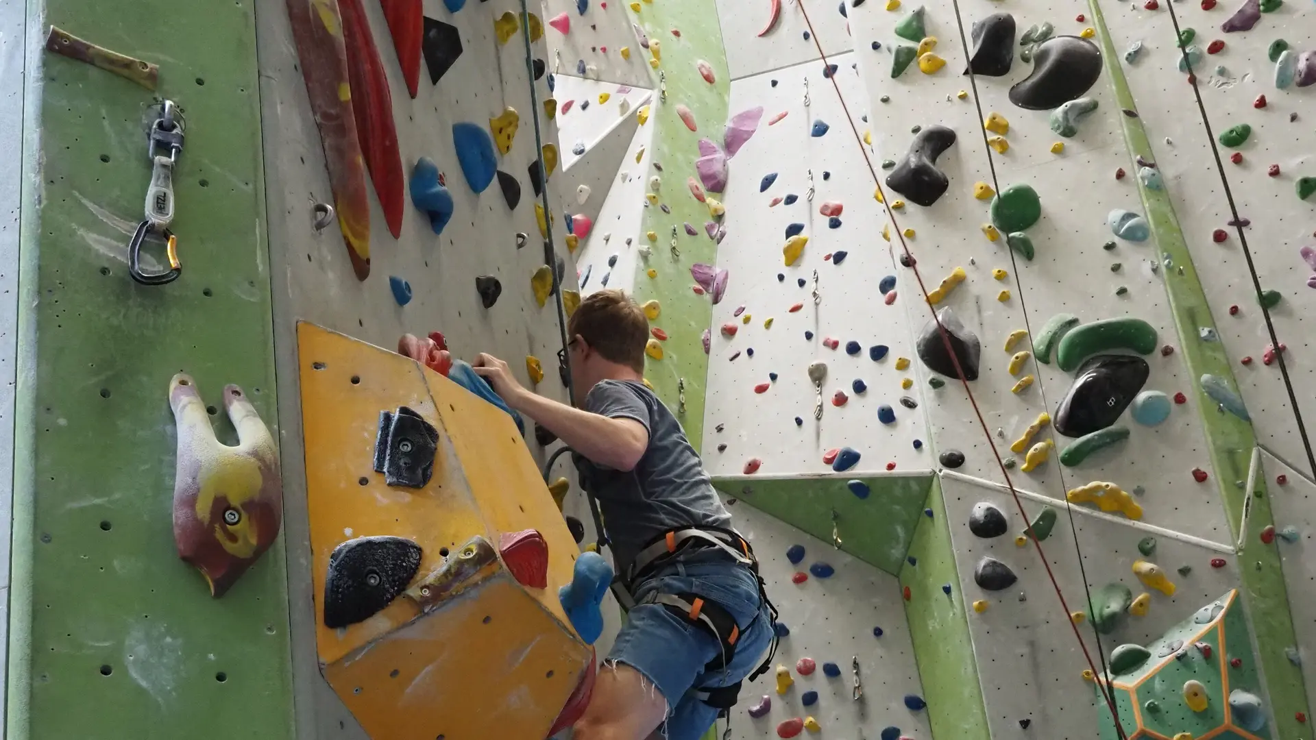 Ein Kind klettert am Seil | © DAV/Freiburg-Breisgau/Josephine Kerzel/Klettern mit Handicap