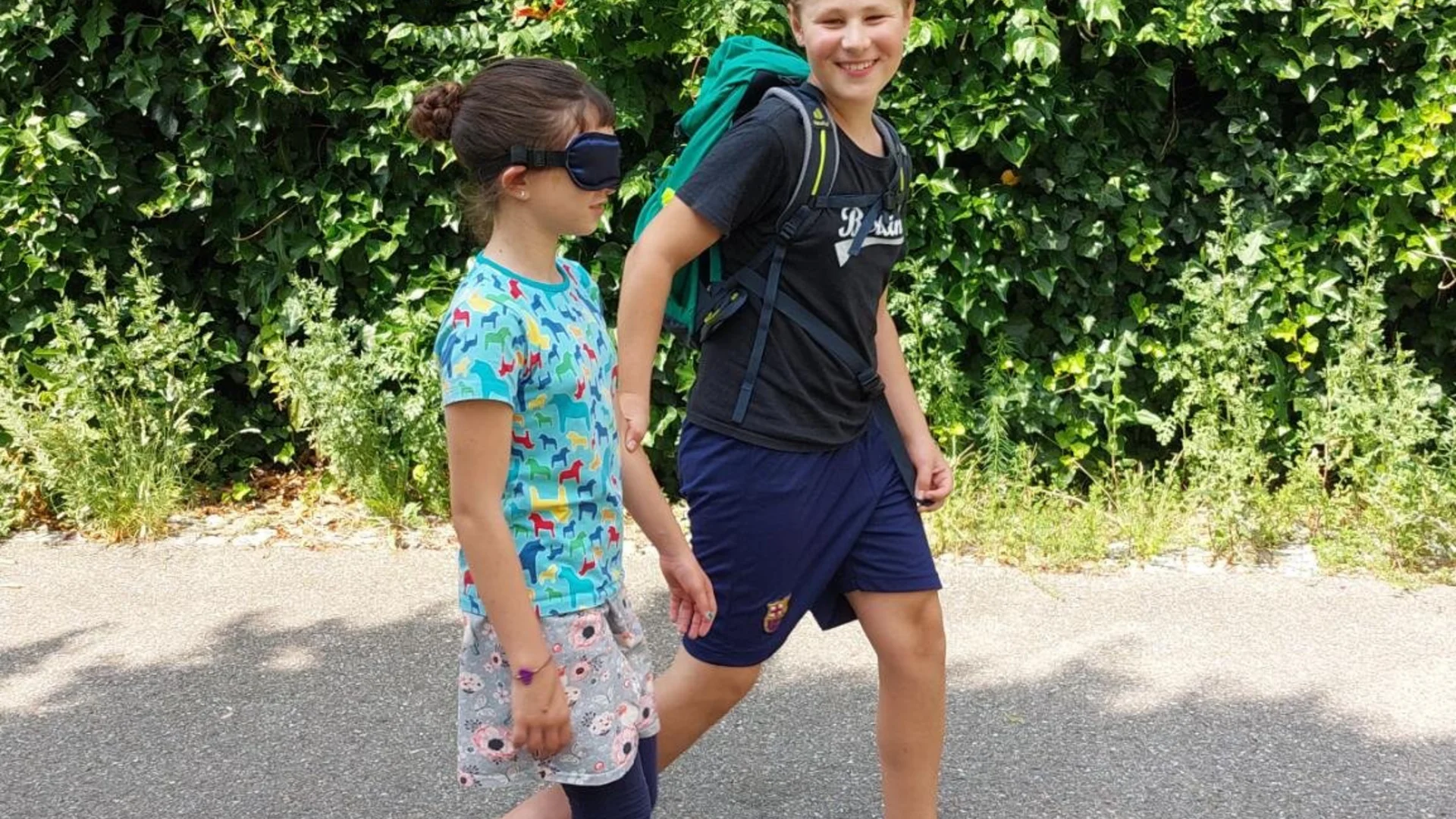 Ein Gruppenkind der Pandas führt ein anderes Gruppenkind mit Augenbinde | © DAV/Freiburg-Breisgau/Josephine Kerzel/Pandas