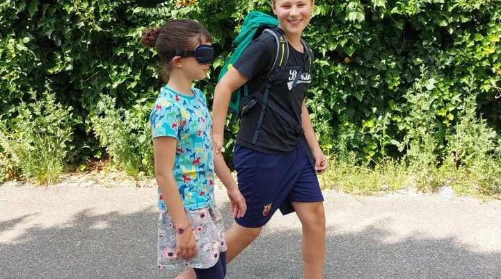 Ein Gruppenkind der Pandas führt ein anderes Gruppenkind mit Augenbinde | © DAV/Freiburg-Breisgau/Josephine Kerzel/Pandas