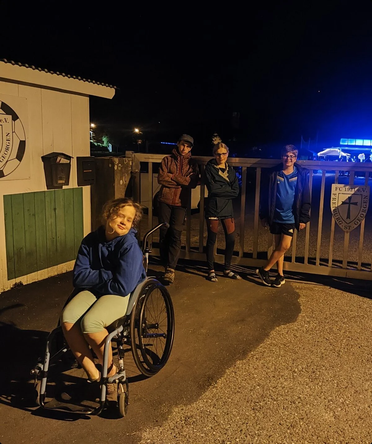 Ein nächtliches Gruppenbild der inklusiven Jugendgruppe Wolfsbande | © DAV/Freiburg-Breisgau/Josephine Kerzel/Wolfsbande