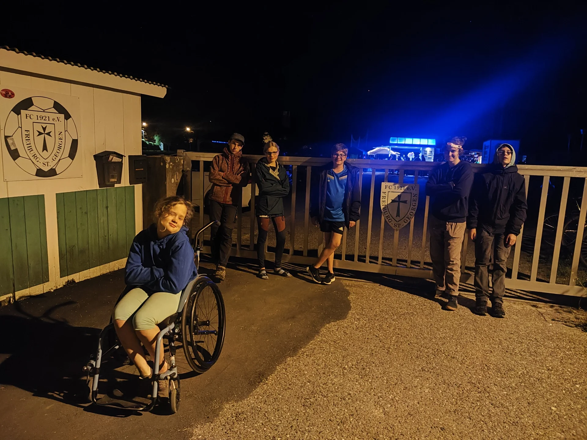 Ein nächtliches Gruppenbild der inklusiven Jugendgruppe Wolfsbande | © DAV/Freiburg-Breisgau/Josephine Kerzel/Wolfsbande