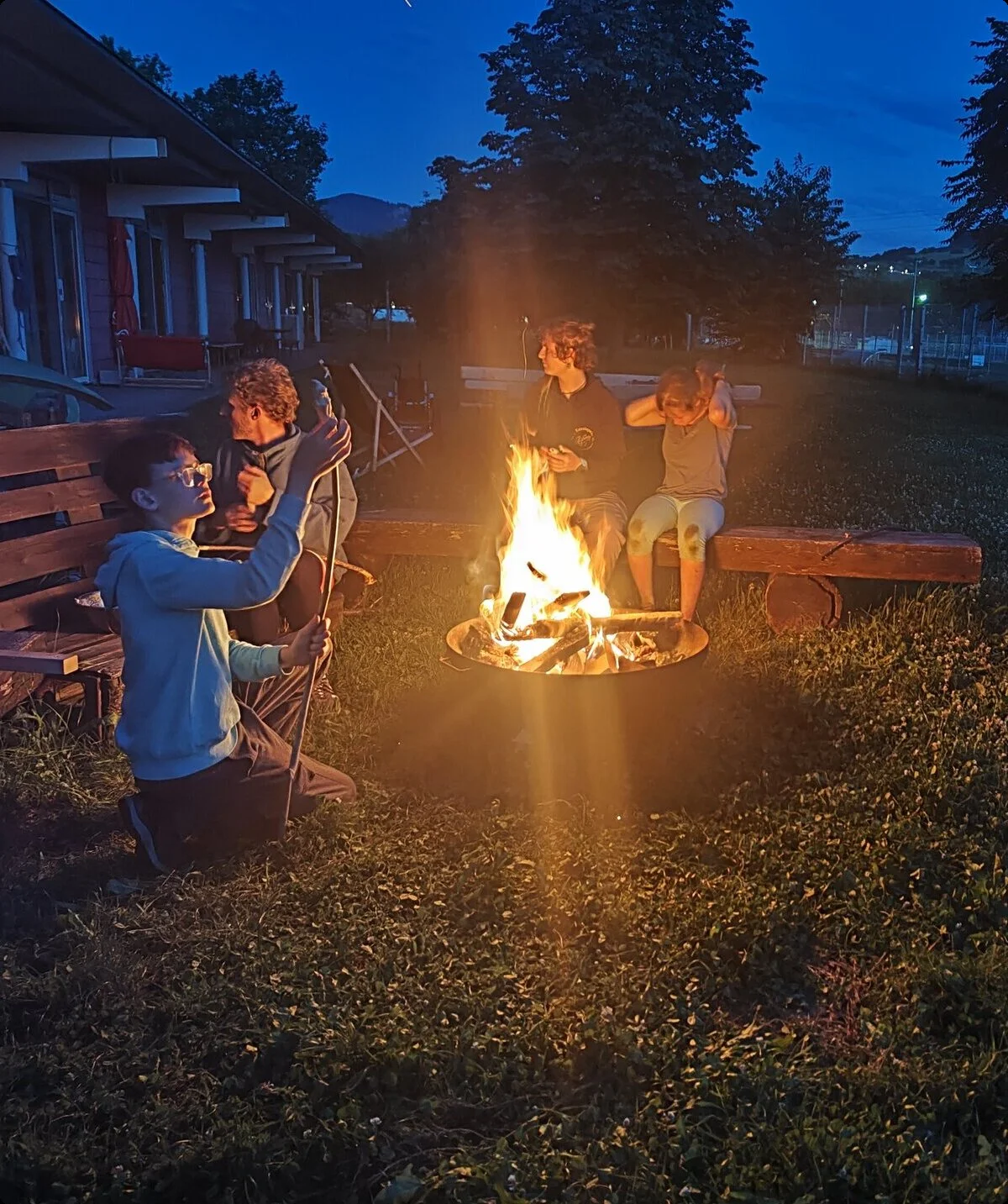 Die inklusive Jugendgruppe beim Lagerfeuer | © DAV/Freiburg-Breisgau/Josephine Kerzel/Wolfsbande