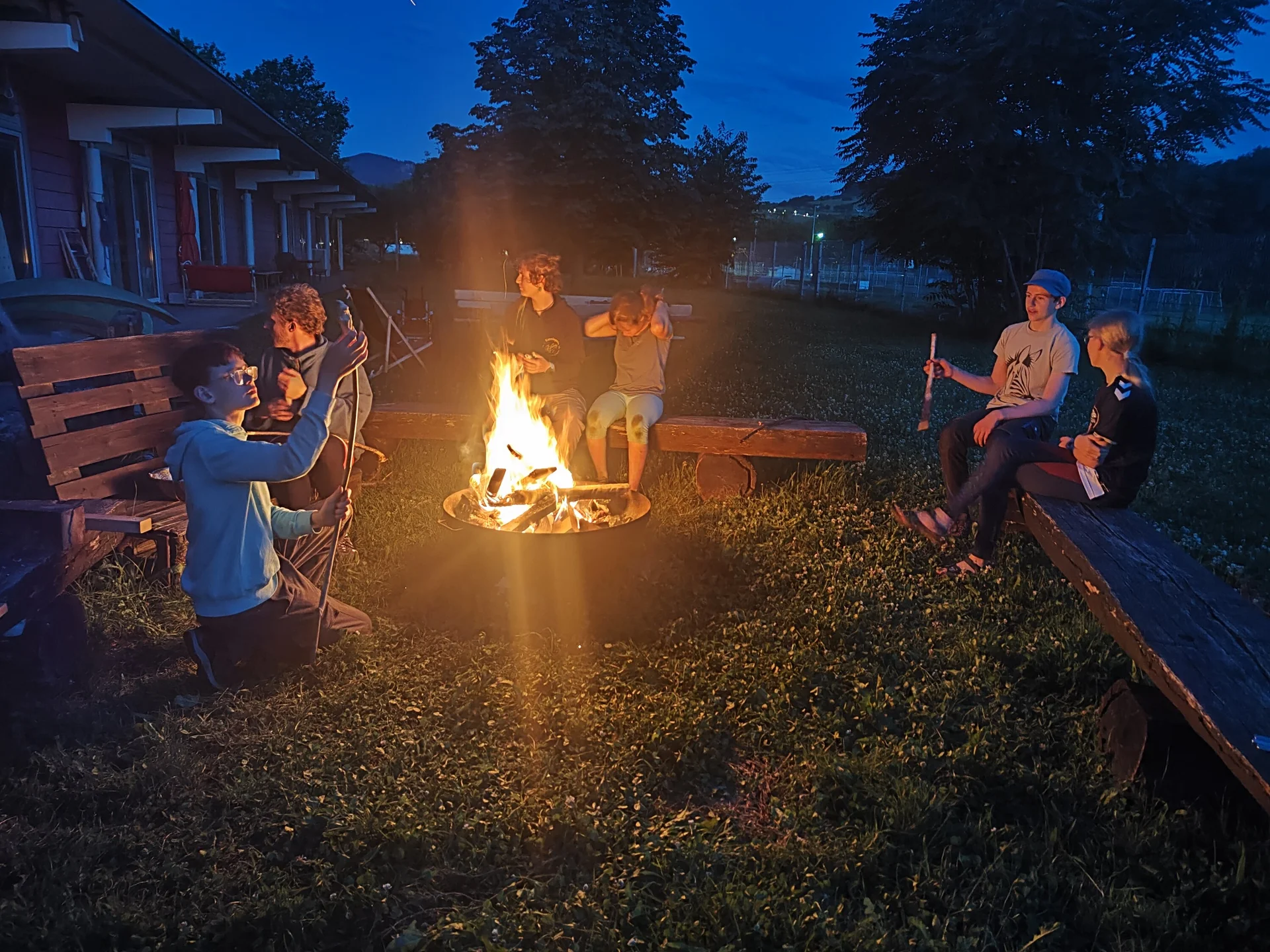 Die inklusive Jugendgruppe beim Lagerfeuer | © DAV/Freiburg-Breisgau/Josephine Kerzel/Wolfsbande