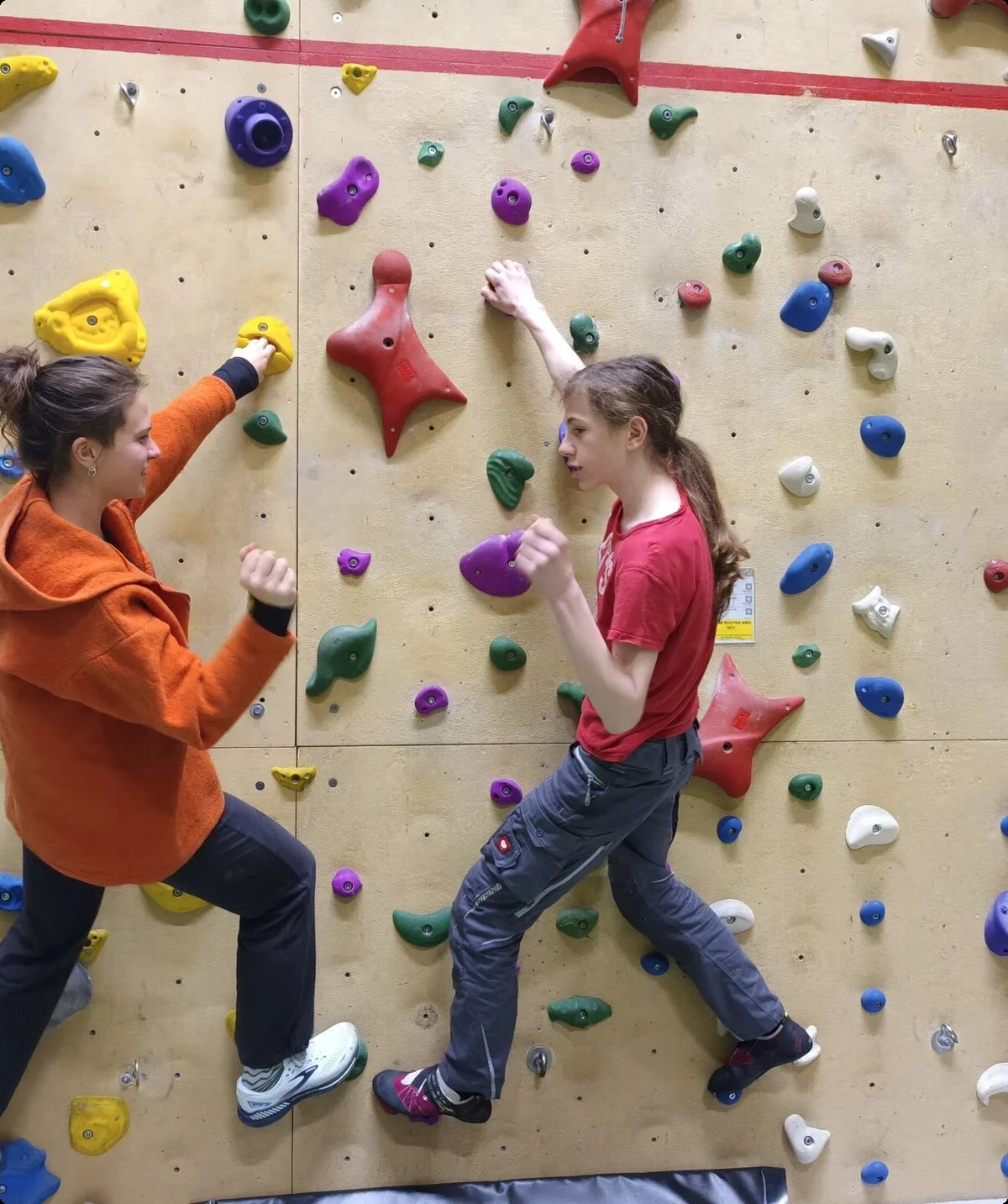 Eine Jugendleiterin und ein Gruppenkind der Wolfsbande beim Bouldern | © DAV/Freiburg-Breisgau/Josephine Kerzel/Wolfsbande