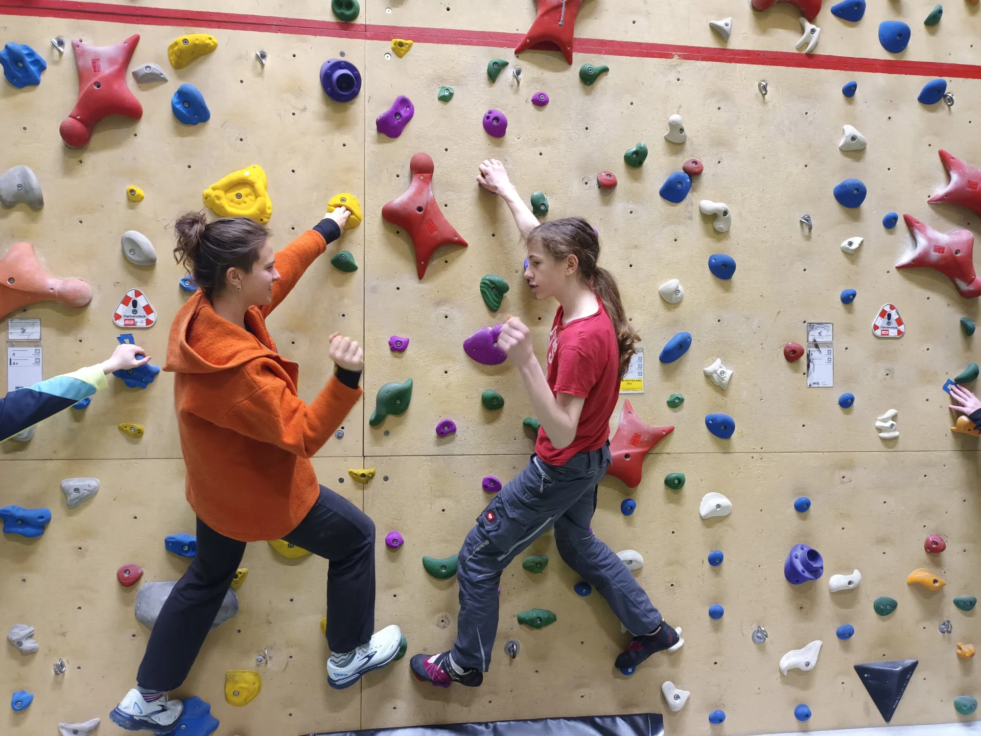 Eine Jugendleiterin und ein Gruppenkind der Wolfsbande beim Bouldern | © DAV/Freiburg-Breisgau/Josephine Kerzel/Wolfsbande