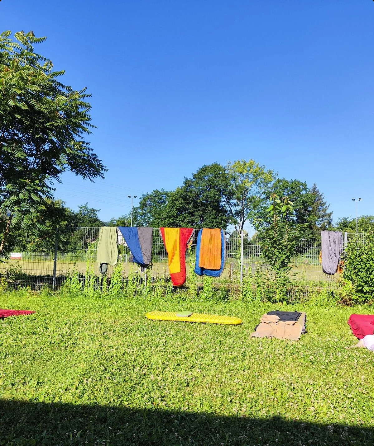 Schlafsäcke und Isomatten lüften auf einem Zaun in der Sonne | © DAV/Freiburg-Breisgau/Josephine Kerzel/Wolfsbande