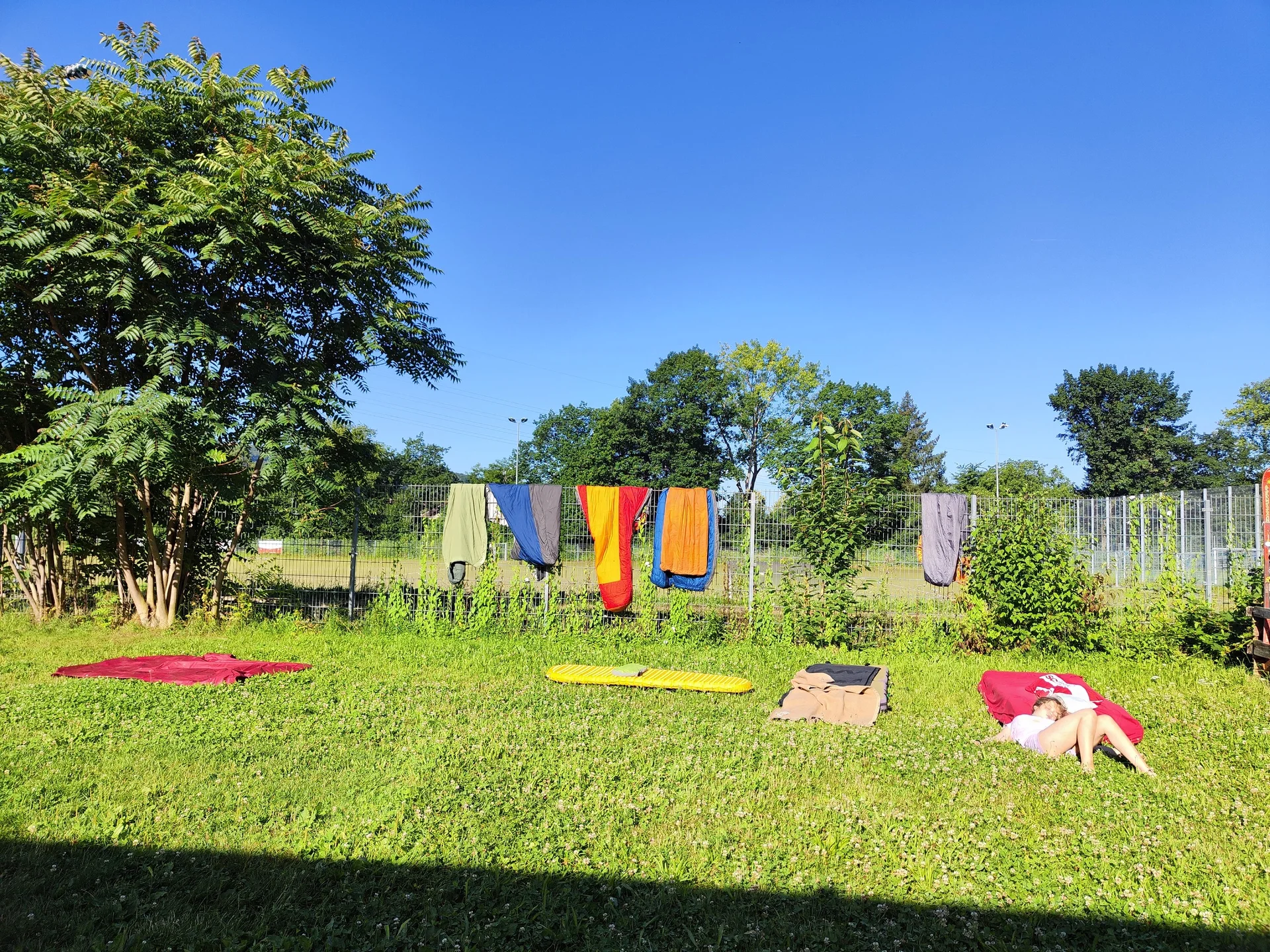 Schlafsäcke und Isomatten lüften auf einem Zaun in der Sonne | © DAV/Freiburg-Breisgau/Josephine Kerzel/Wolfsbande