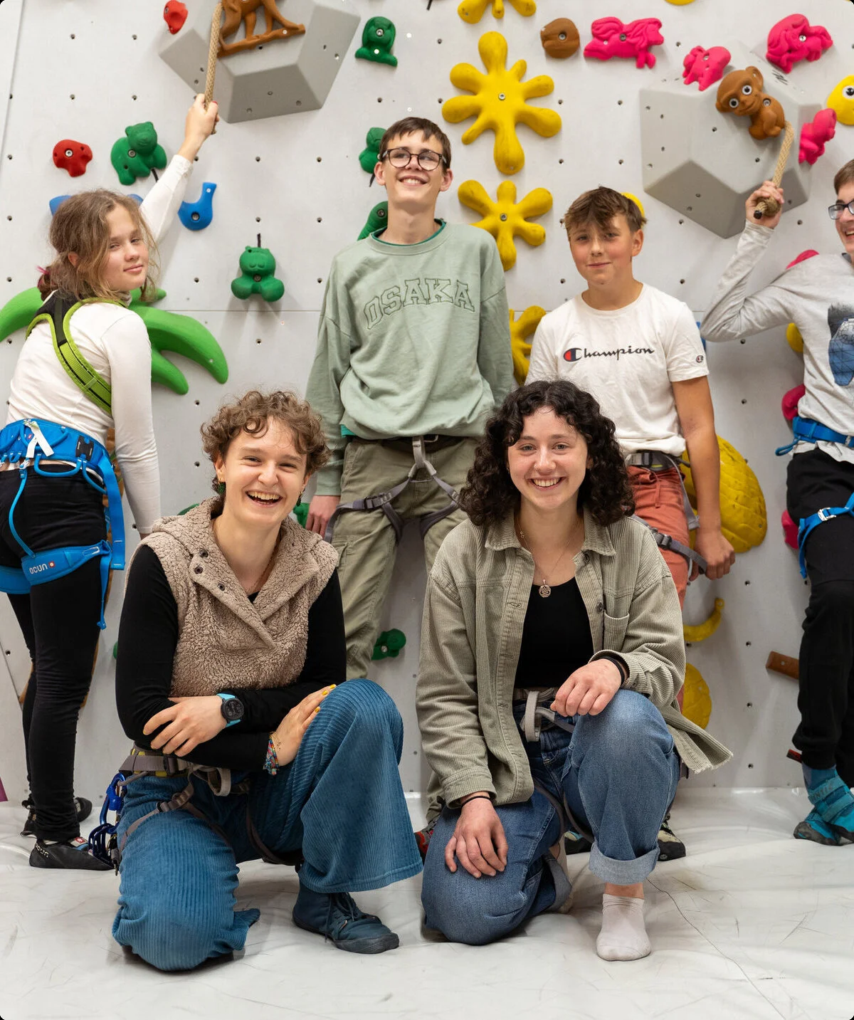Gruppenbild der inklusiven Jugendgruppe Wolfsbande vor einer Boulderwand | © Maja Rohde  