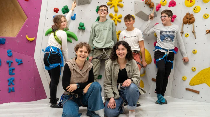 Gruppenbild der inklusiven Jugendgruppe Wolfsbande vor einer Boulderwand | © Maja Rohde  