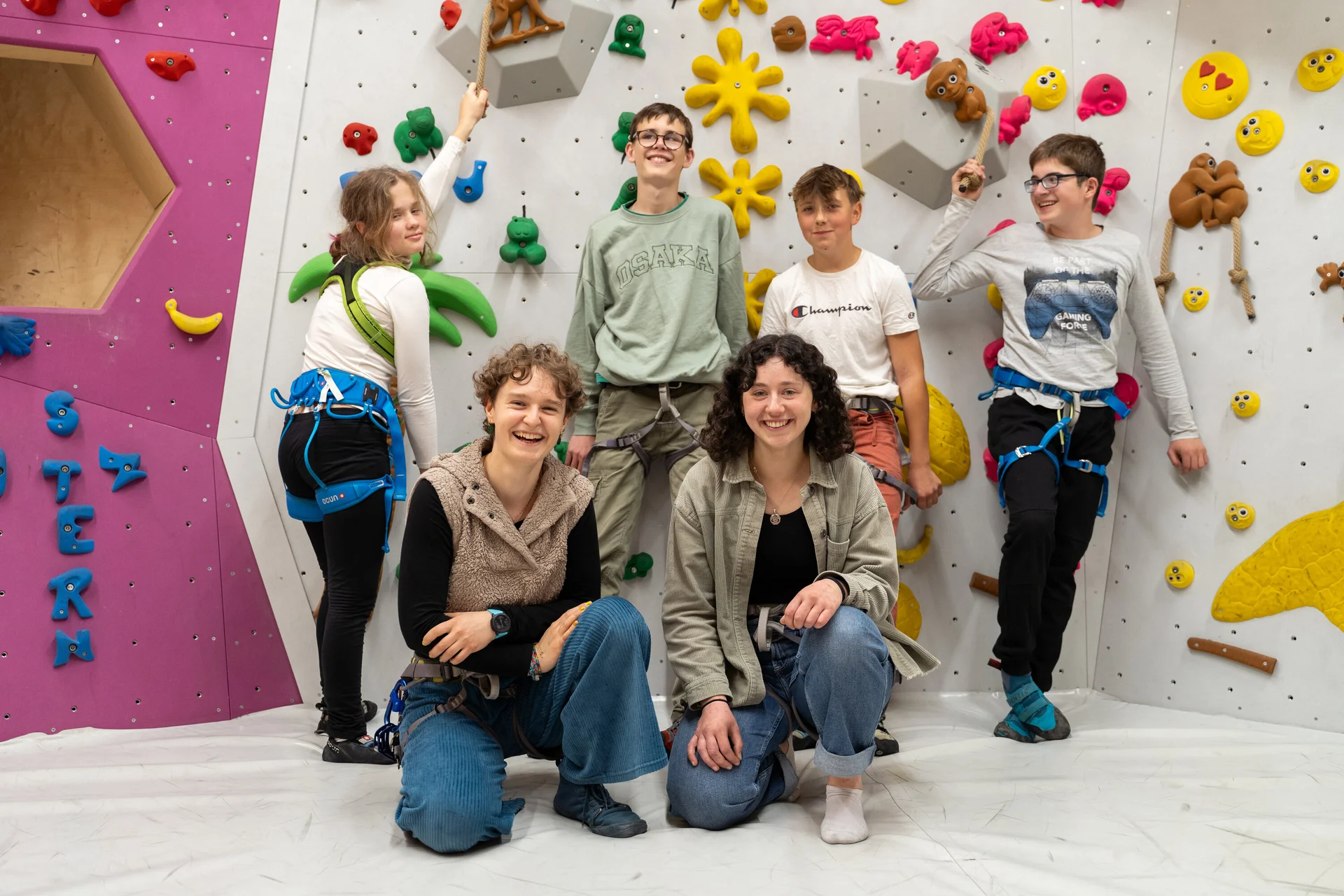 Gruppenbild der inklusiven Jugendgruppe Wolfsbande vor einer Boulderwand | © Maja Rohde  