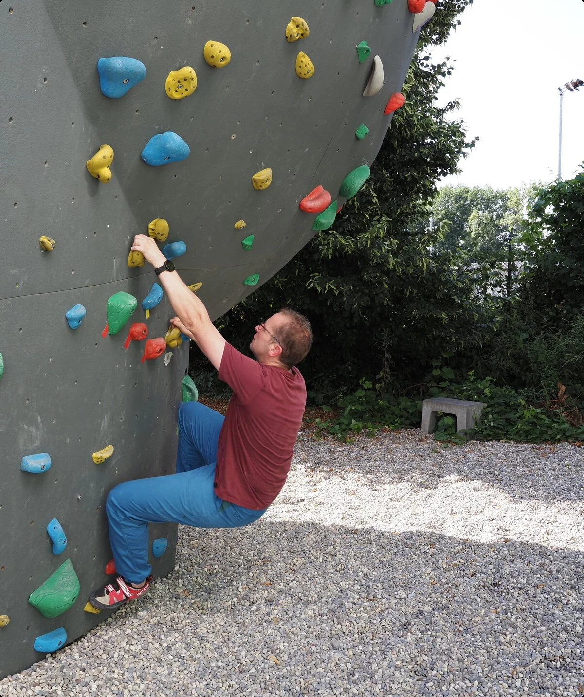 Eine Erwachsene Person bouldert am Boulderblock | © DAV/Freiburg-Breisgau/Josephine Kerzel/Seilakrobaten