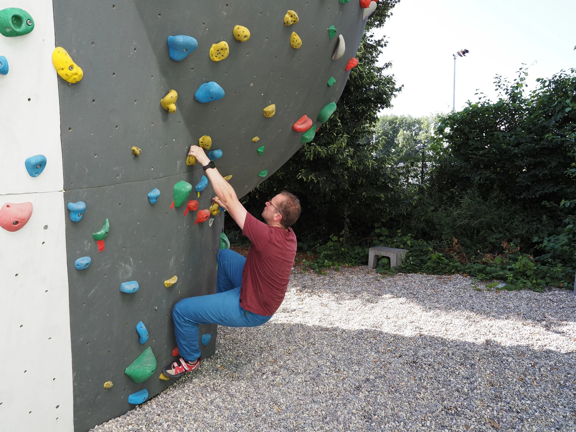 Eine Erwachsene Person bouldert am Boulderblock | © DAV/Freiburg-Breisgau/Josephine Kerzel/Seilakrobaten