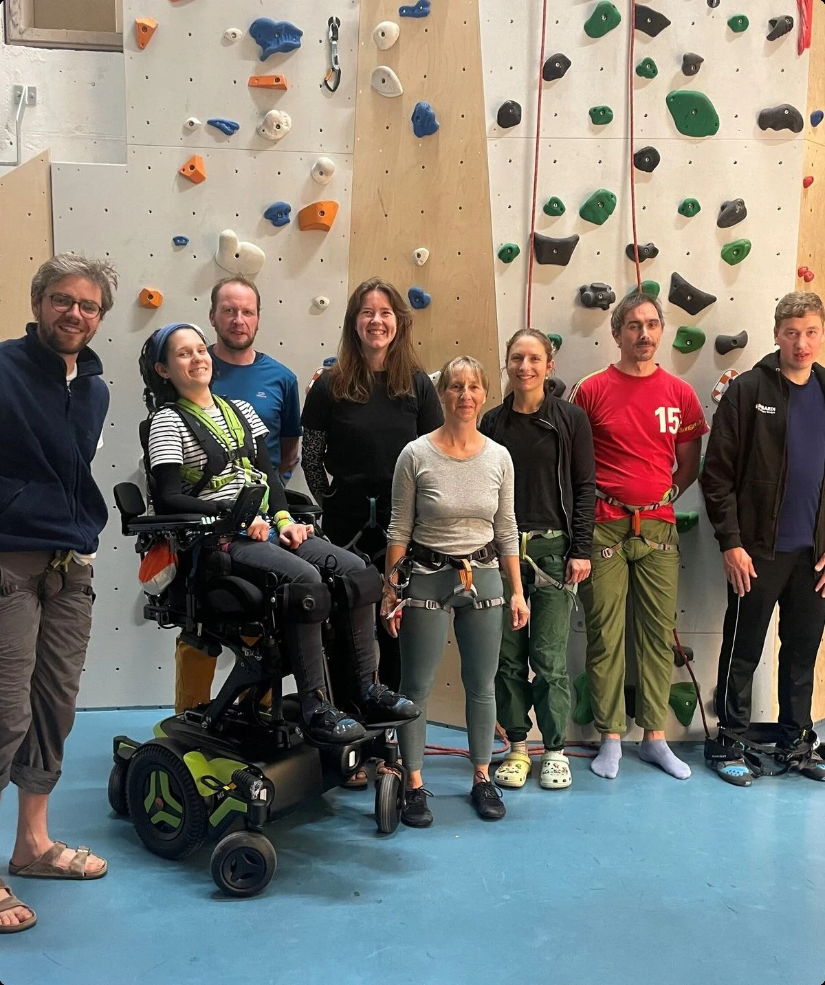 Gruppenbild der Seilakrobaten vor einer Kletterwand | © DAV/Freiburg-Breisgau/Josephine Kerzel/Seilakrobaten