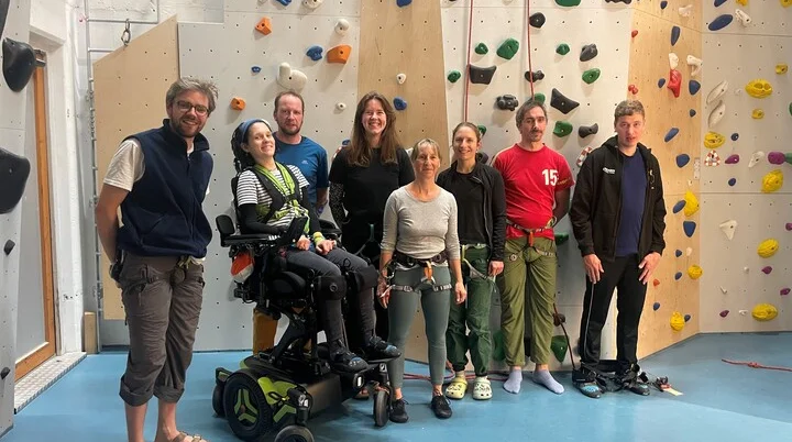 Gruppenbild der Seilakrobaten vor einer Kletterwand | © DAV/Freiburg-Breisgau/Josephine Kerzel/Seilakrobaten