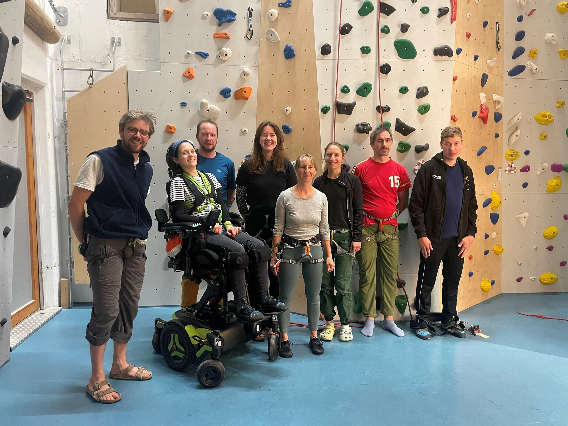 Gruppenbild der Seilakrobaten vor einer Kletterwand | © DAV/Freiburg-Breisgau/Josephine Kerzel/Seilakrobaten