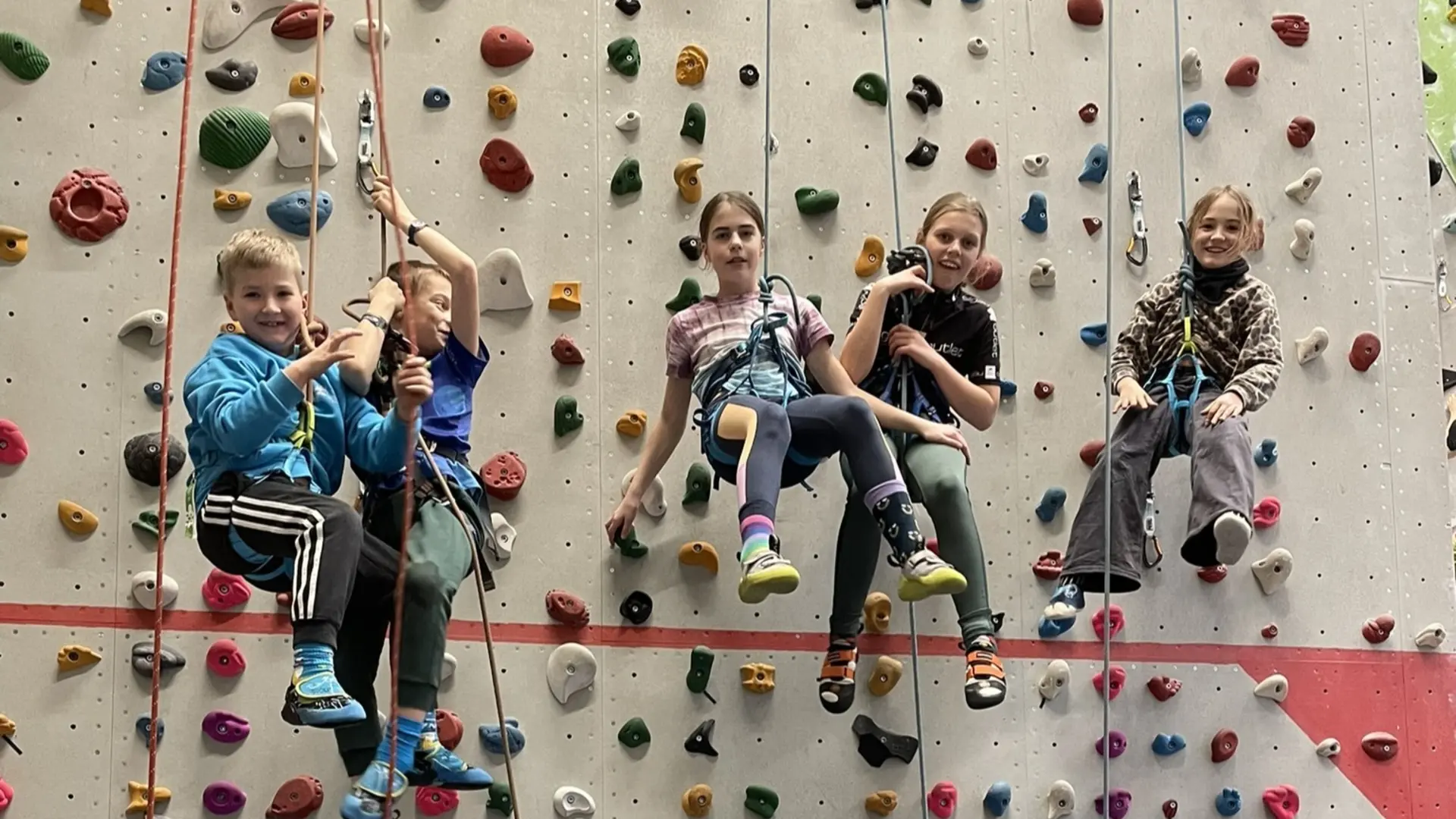 Die Mitglieder der Klettergruppe Seilsalamander seilen sich von der Wand ab. | © DAV Sektion Freiburg-Breisgau