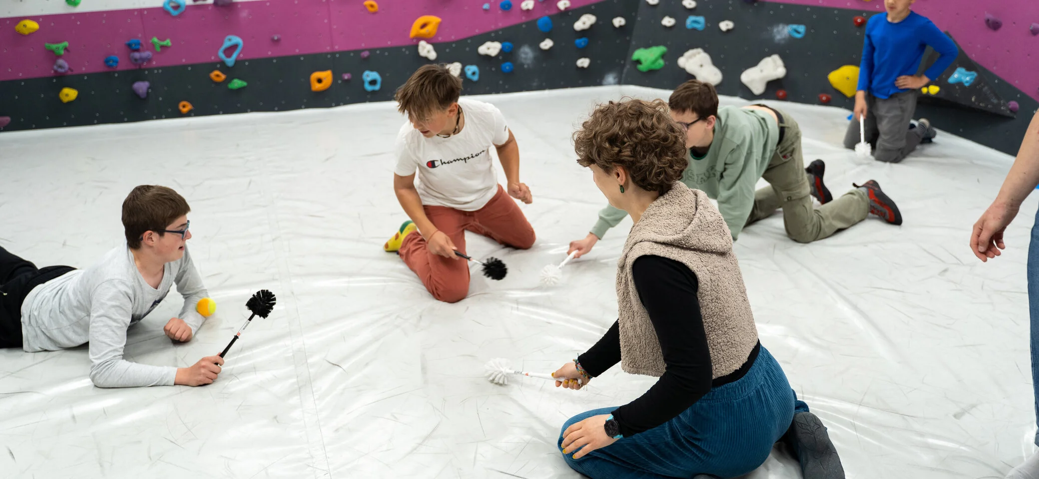 Eine Jugendgruppe spielt ein Bewegungsspiel im Boulderraum | © Maja Rohde