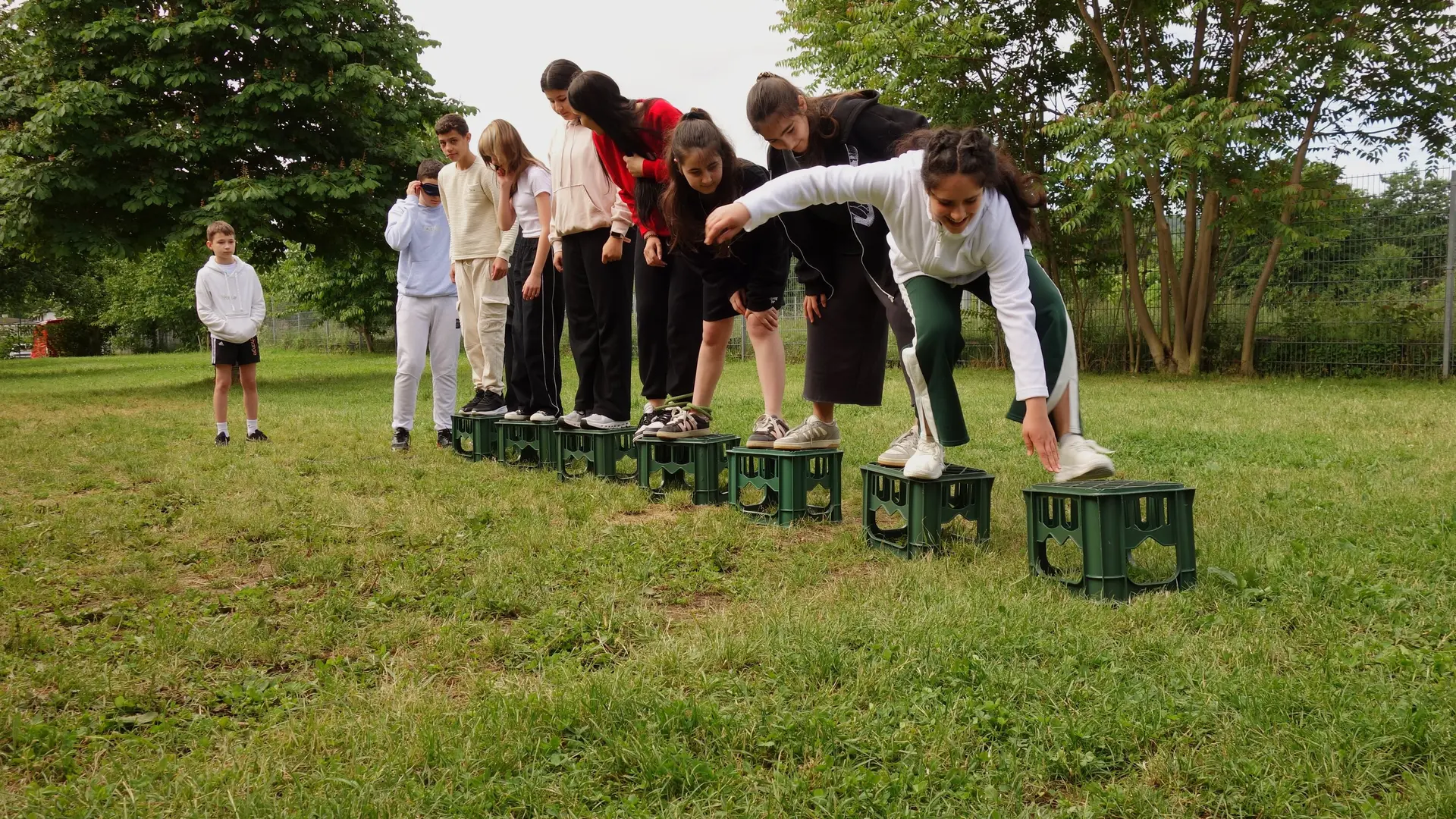 Die Kinder der Projektgruppe Bunte Gipfel spielen ein Spiel im Garten | © DAV/Freiburg-Breisgau/Josephine-Kerzel/Inklusion/Bunte Gipfel