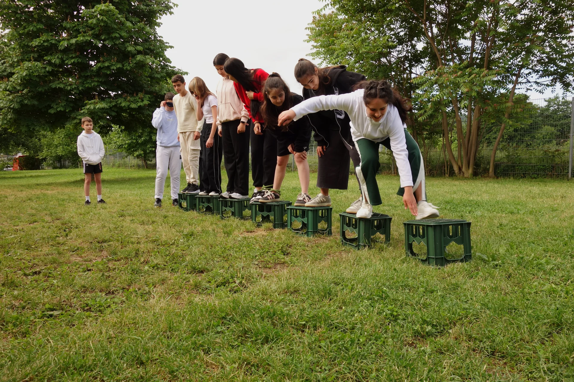 Die Kinder der Projektgruppe Bunte Gipfel spielen ein Spiel im Garten | © DAV/Freiburg-Breisgau/Josephine-Kerzel/Inklusion/Bunte Gipfel
