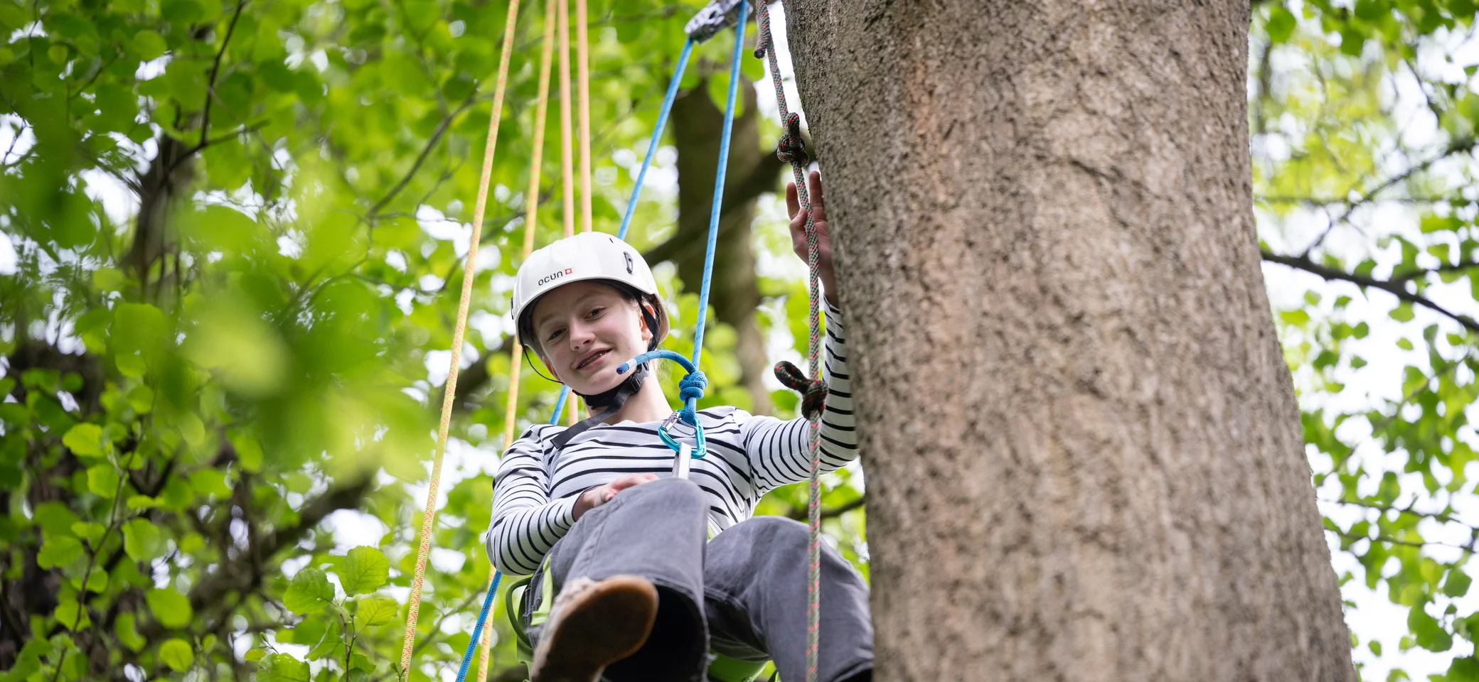 Eine Jugendliche beim Klettern im Baum mit Seilen | © Maja Rohde