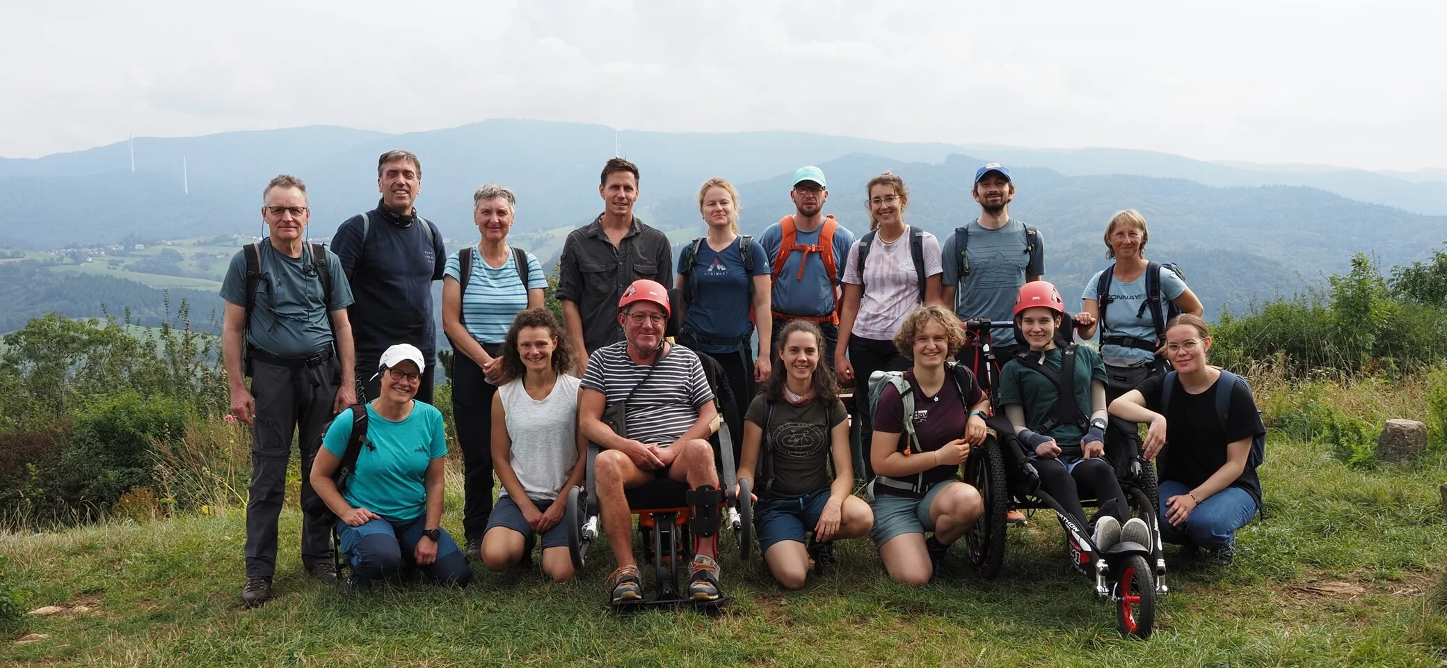Tageswanderung im Schwarzwald und Umgebung | © DAV/Freiburg-Breisgau/Josephine Kerzel/Tageswanderungen Inklusion Die inklusive Wandergruppe macht ein Gruppenbild auf dem Schönberg | © DAV/Freiburg-Breisgau/Josephine Kerzel/Tageswanderungen Inklusion