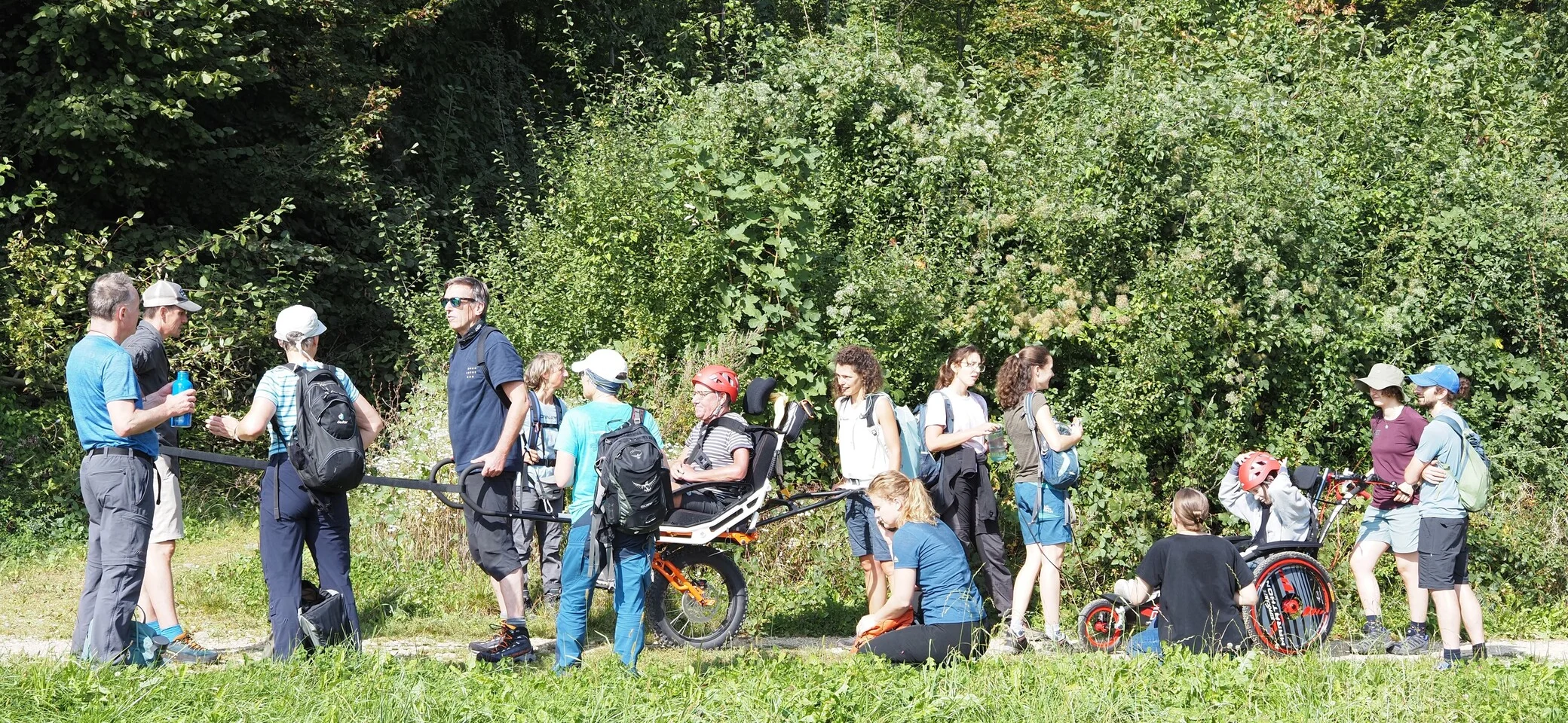 Tageswanderung im Schwarzwald und Umgebung | © DAV/Freiburg-Breisgau/Josephine Kerzel/Tageswanderungen Inklusion Die inklusive Wandergruppe macht Pause auf einer Straße | © DAV/Freiburg-Breisgau/Josephine Kerzel/Tageswanderungen Inklusion