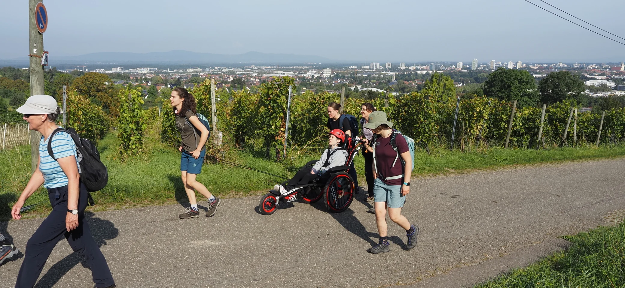 Die inklusive Wandergruppe wandert die Weinberge hoch | © DAV/Freiburg-Breisgau/Josephine Kerzel/Tageswanderungen Inklusion