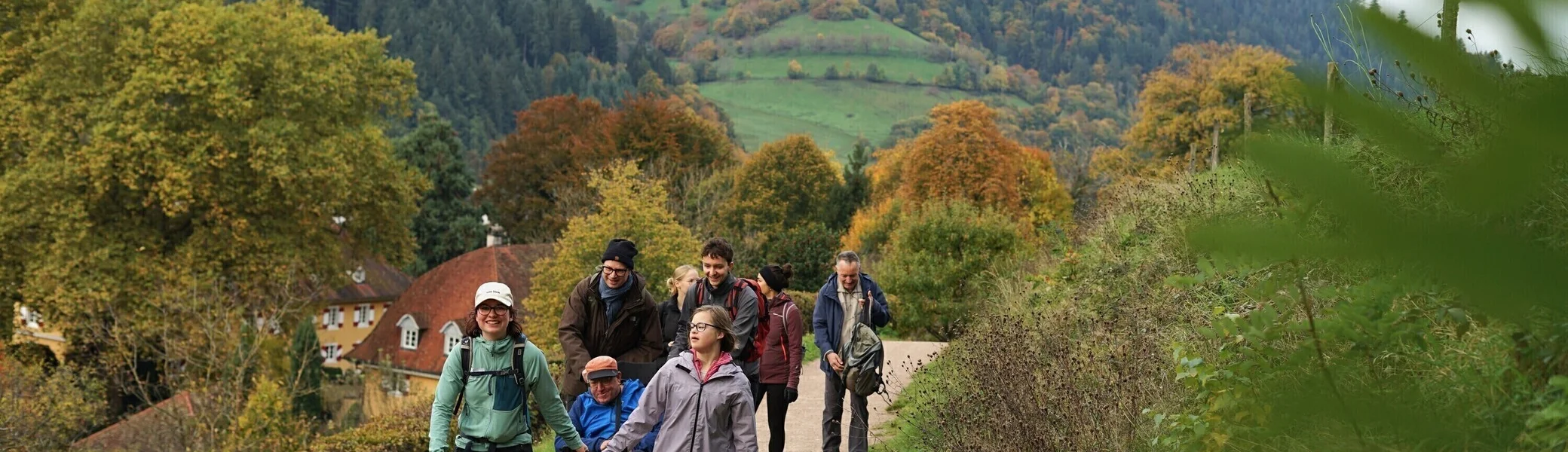 Wanderung im Münstertal mit Personen in Offroad-Rollstühlen | © Vincent Keller