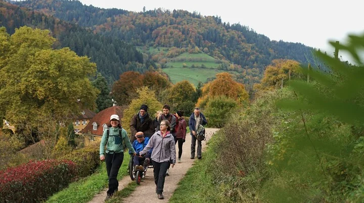 Wanderung im Münstertal mit Personen in Offroad-Rollstühlen | © Vincent Keller