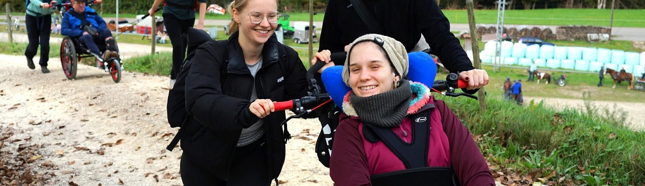 Wanderung im Münstertal mit Personen in Offroad-Rollstühlen | © Vincent Keller