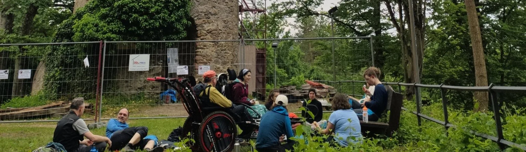 Die Wandernden rasten vor einem alten Burgturm | © DAV/Freiburg-Breisgau/Josephine Kerzel/Wanderungen