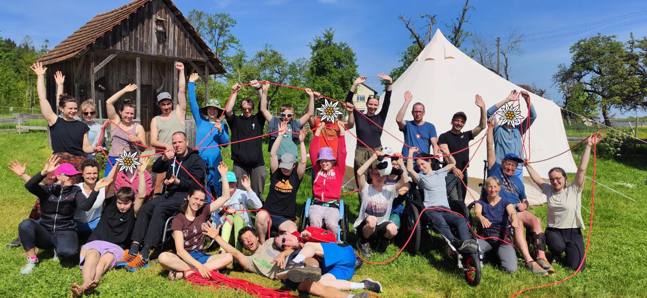 Die inklusive Gruppe hält ein Seil und steht vor dem Tippi Zelt | © DAV/Freiburg-Breisgau/Josephine Kerzel/Inklusion/Ausfahrten